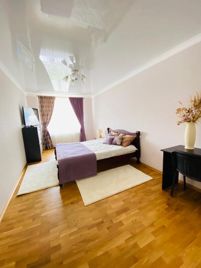 центр. поруч парк та став Apartment *