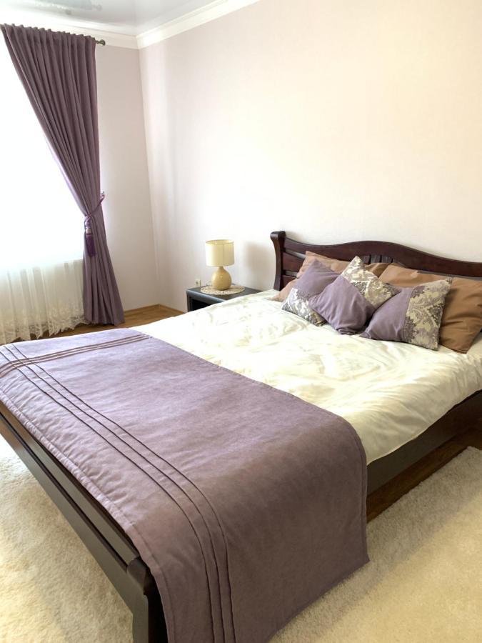центр. поруч парк та став * Ternopil