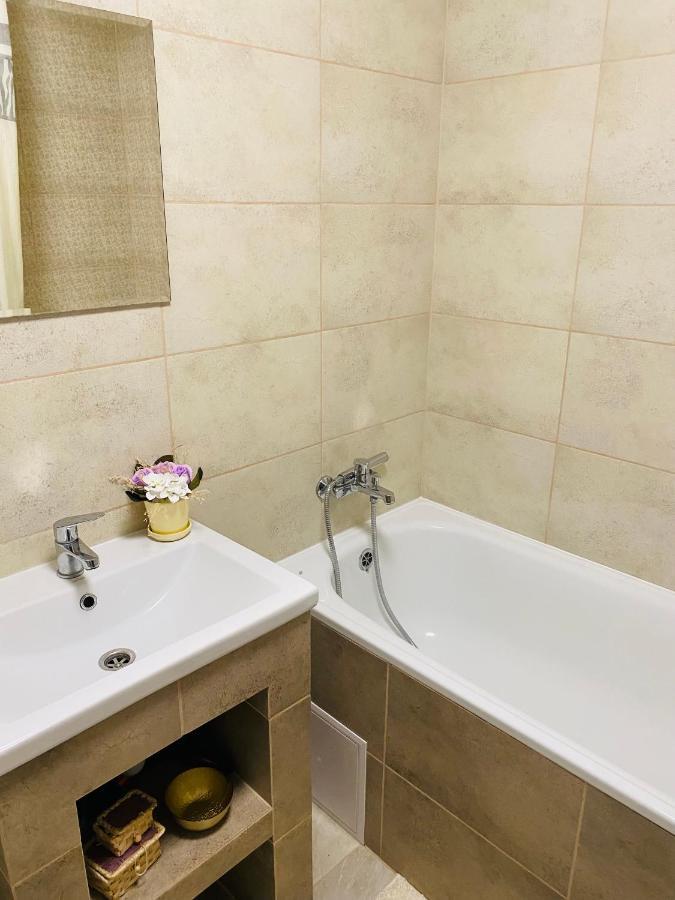 центр. поруч парк та став * Ternopil